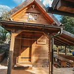 بيت خشبي River Huts Zrmanja *