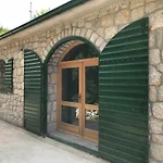 River Huts Zrmanja بيت خشبي *