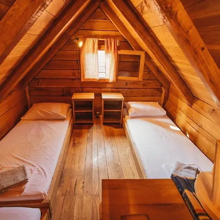 River Huts Zrmanja بيت خشبي