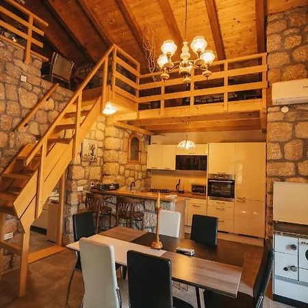 River Huts Zrmanja ロッジ