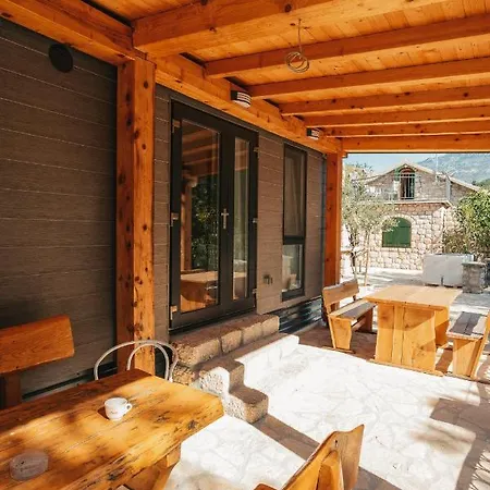 River Huts Zrmanja オブロヴァツ