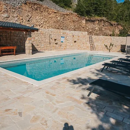 אכסניה River Huts Zrmanja אוברובץ
