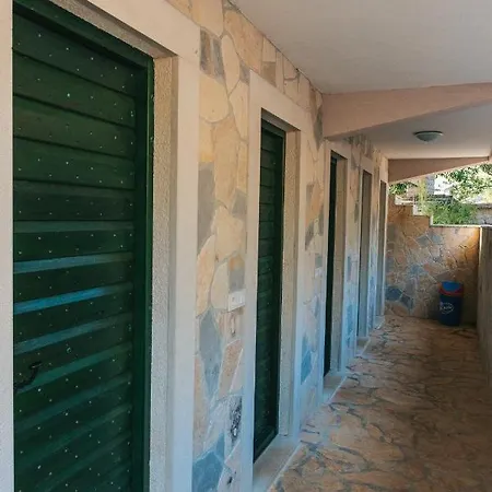 River Huts Zrmanja אוברובץ
