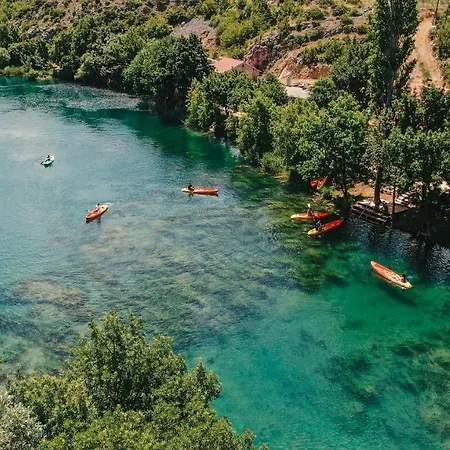 River Huts Zrmanja * オブロヴァツ