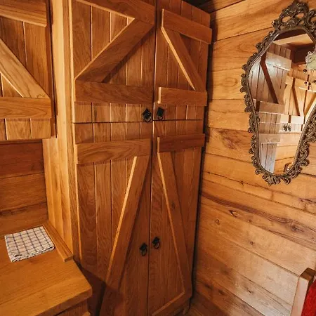 River Huts Zrmanja オブロヴァツ