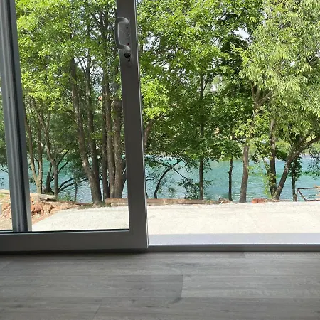 ロッジ River Huts Zrmanja オブロヴァツ