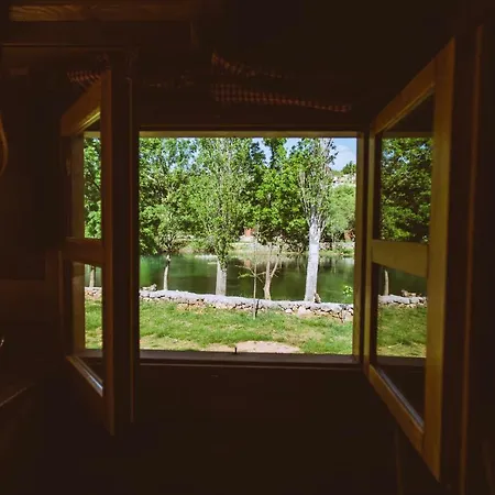 River Huts Zrmanja אוברובץ