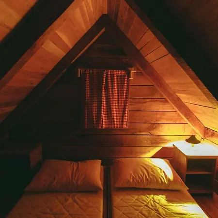 River Huts Zrmanja بيت خشبي
