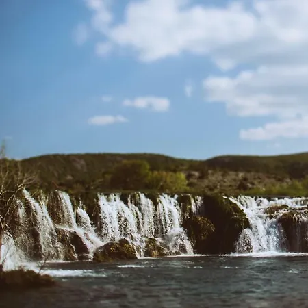River Huts Zrmanja أوبروفاتش