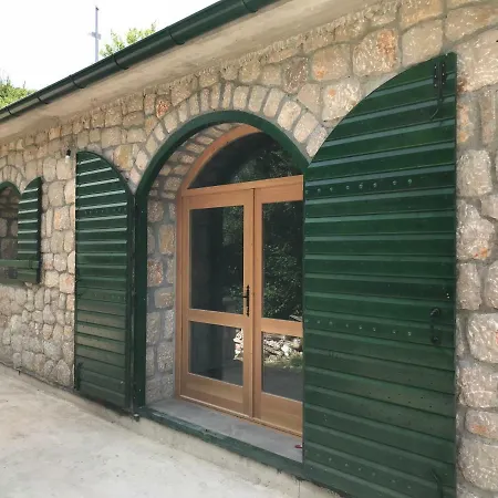 River Huts Zrmanja بيت خشبي *