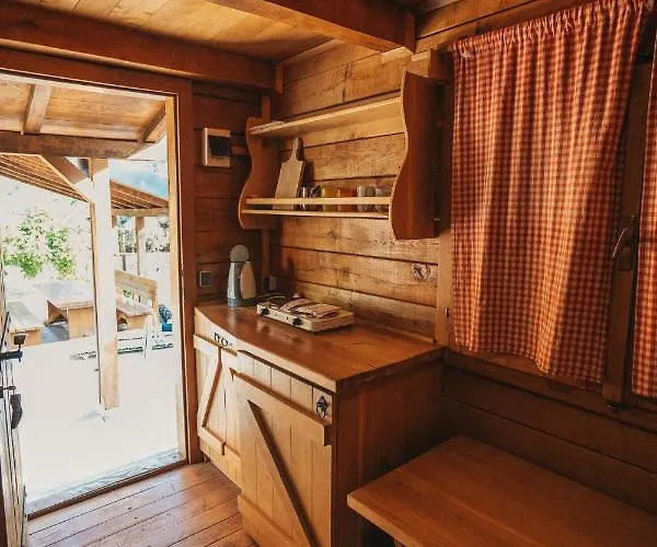 River Huts Zrmanja 롯지 오브로박