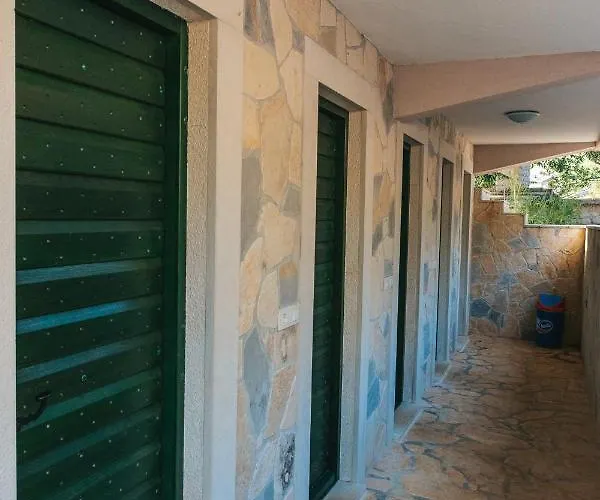 River Huts Zrmanja 오브로박