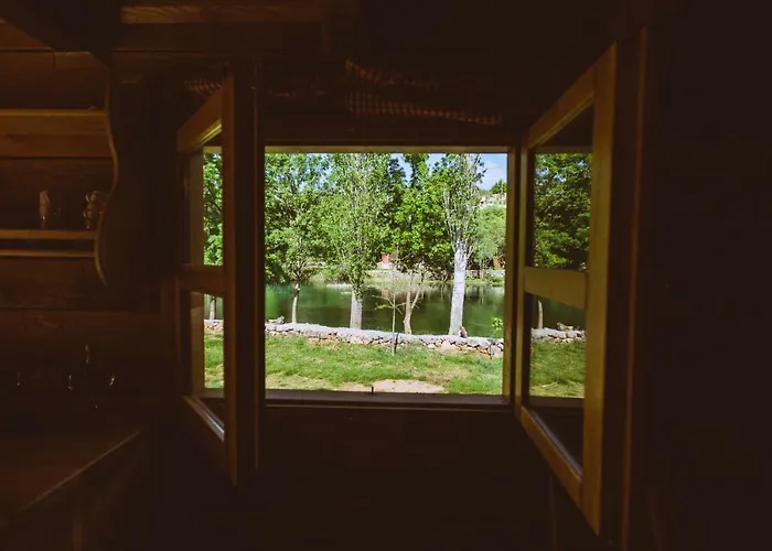 River Huts Zrmanja 오브로박